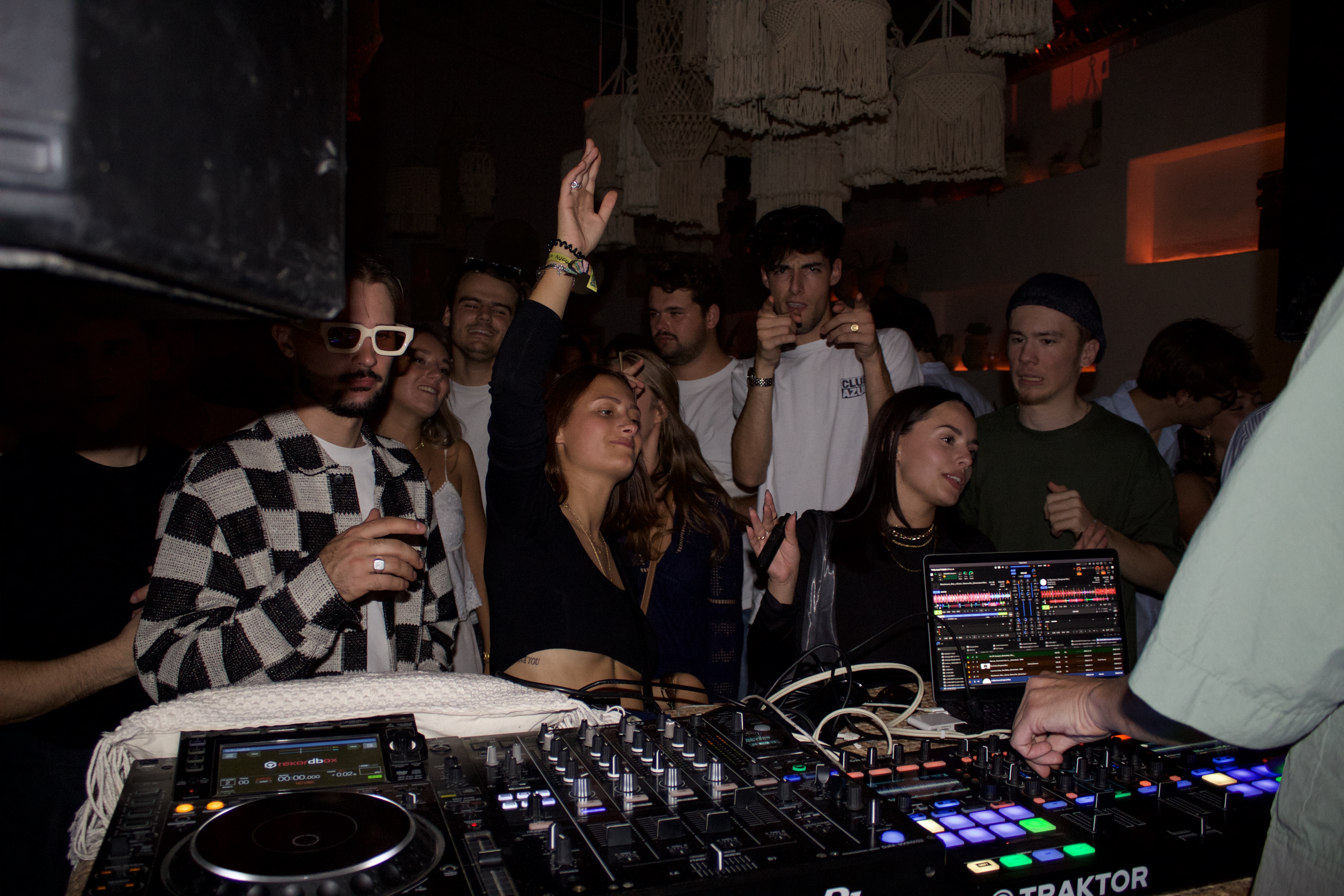 Des fêtards s'amusent avec des gestes enthousiastes reflétant l'énergie de la soirée